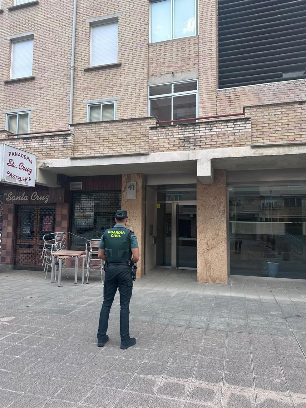 Un agente de la Guardia Civil junto al edificio desalojado por una fuga de gas.