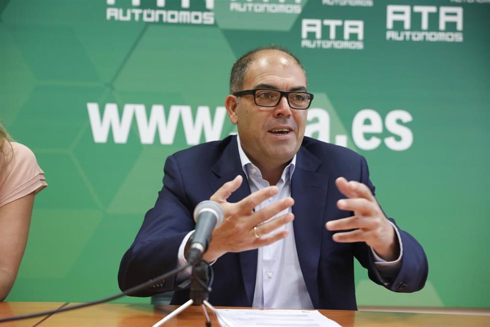 Archivo - Uno de cada tres autónomos no tendrá vacaciones este verano, según ATA.