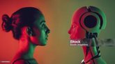 Foto: Las relaciones románticas con la IA pasan por etapas similares a las humanas, según un estudio