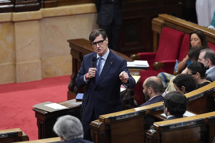 El presidente de la Gneralitat de Catalunya, Salvador Illa, interviene durante un sesión de control al Govern, en el Parlament de Catalunya, a 8 de julio de 2026, en Barcelona, Catalunya (España). Tras la habitual sesión de control al presidente de la Gen