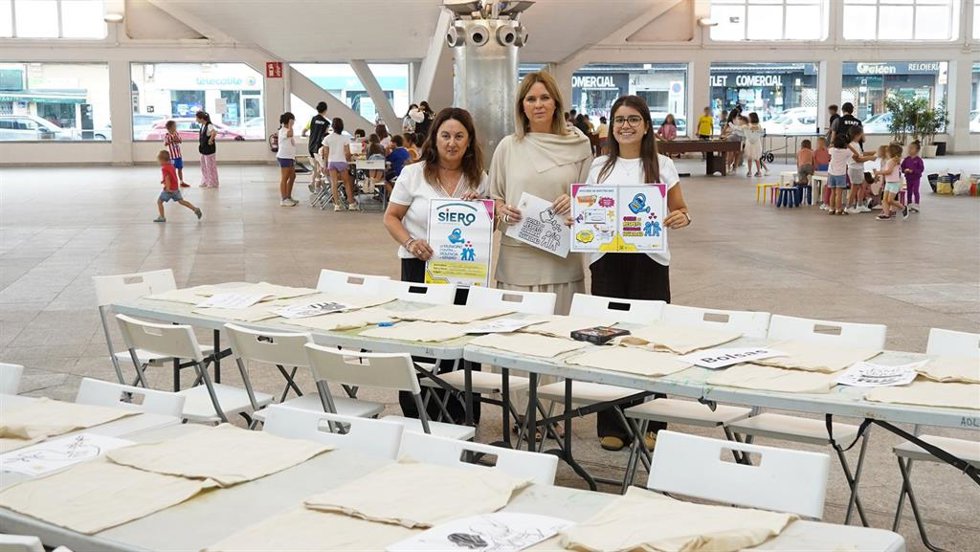 La concejala de Educación, Igualdad y Juventud, Eva Iglesias, junto a Eva Montes, del Centro Asesor de la Mujer de Siero, e Irene Argüelles, monitora de la actividad.