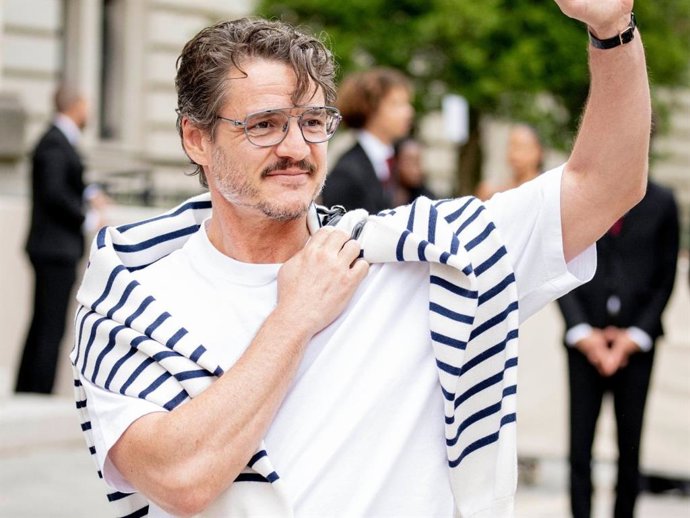 Pedro Pascal confirma en el desfile de Chanel que el blanco sigue siendo el uniforme más elegante del verano