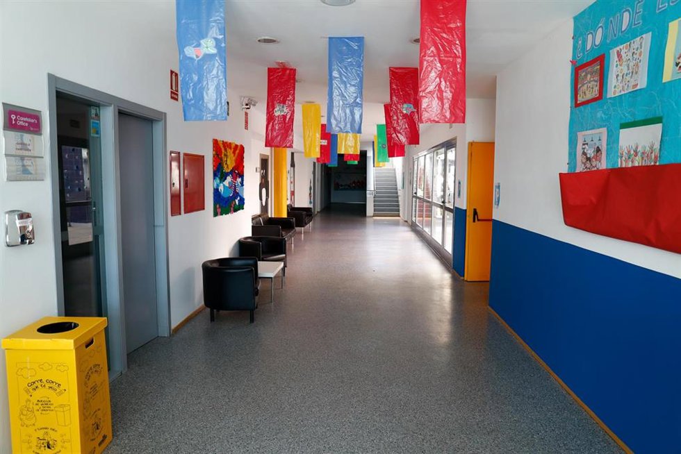 Archivo - Pasillo en el interior de un colegio 
