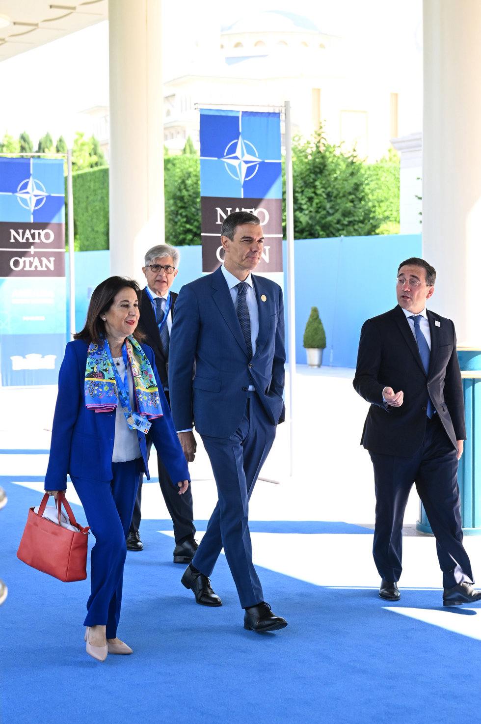 Pedro Sánchez llega a la Cumbre de la OTAN junto a Robles y Albares