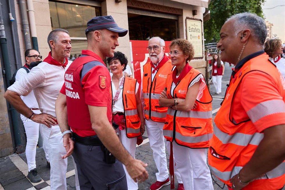 La residenta de Navarra, María Chivite, visita el dispositivo sanitario y de seguridad del encierro, acompañada del consejero de Salud, Fernando Domínguez, y de la consejera de Interior, Función Pública y Justicia, Inma Jurío.