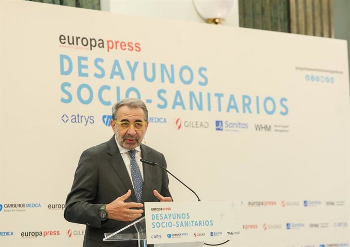 O secretário de Saúde de Castela-La Mancha, Jesús Fernández Sanz, participa de um café da manhã sobre temas socio-sanitários organizado pela Europa Press, em 8 de julho de 2026, em Madri (Espanha).