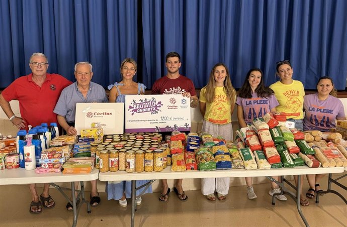 Las peñas de Andratx entregan a Cáritas un lote de alimentos adquiridos con la recaudación de la Brutatló.