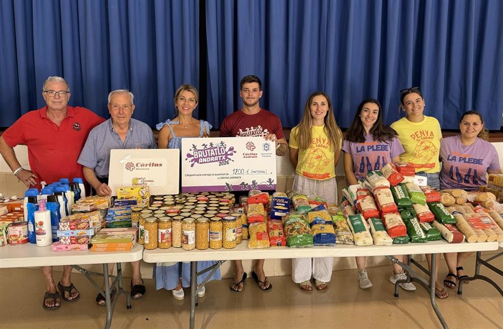 Las peñas de Andratx entregan a Cáritas un lote de alimentos adquiridos con la recaudación de la Brutatló.