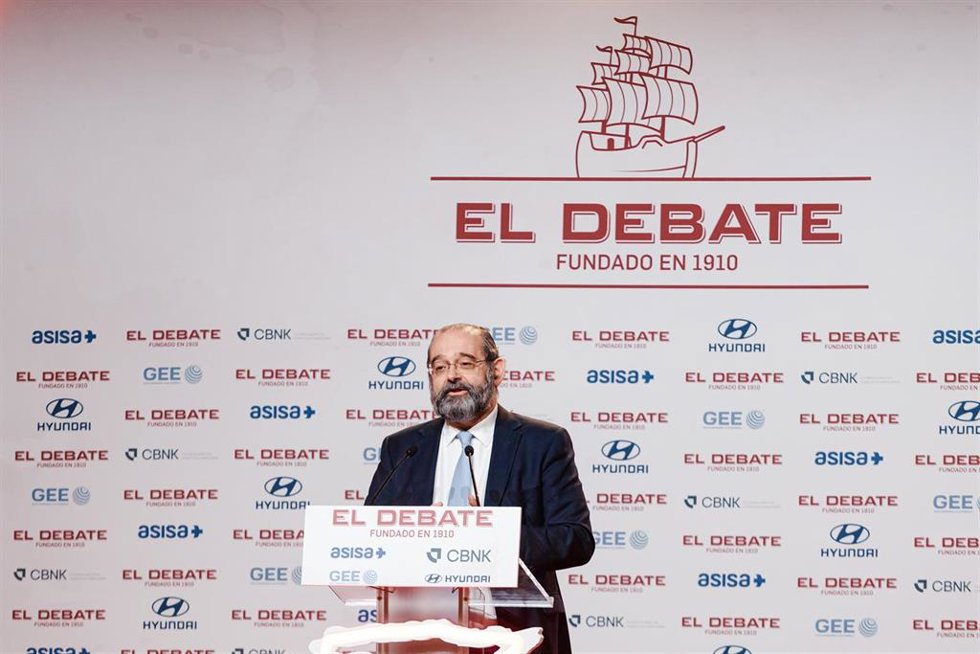 Archivo - El presidente de El Debate, Alfonso Bullón de Mendoza, interviene durante la gala de entrega de los III Premios Proyección de España, en el Four Seasons Hotel Madrid, a 26 de mayo de 2025, en Madrid (España). Organizada por el diario digital El 