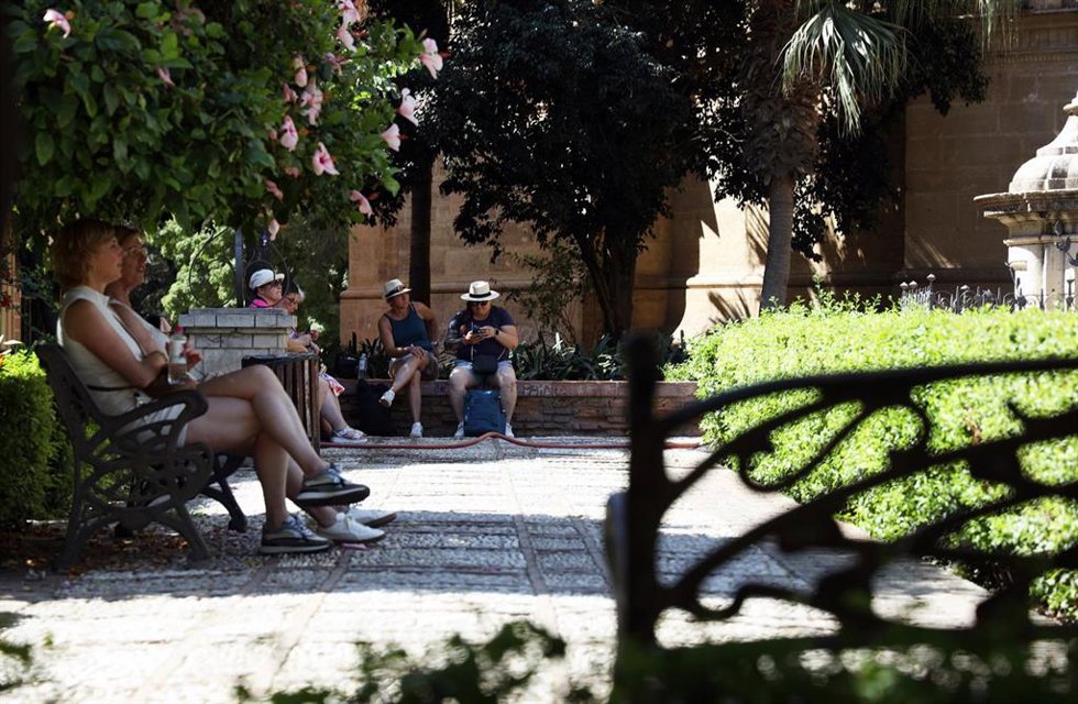 Vecinos y visitantes de Málaga bajo los efectos de la segunda ola de calor. A 6 de julio de 2026 en Málaga (Andalucía, España). 