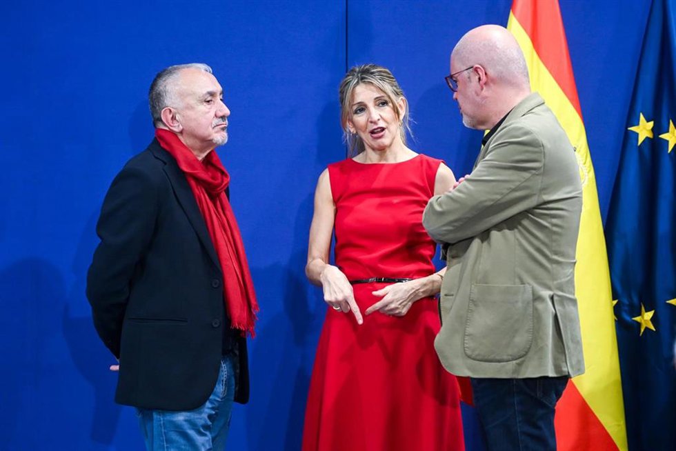 Archivo - La vicepresidenta segunda del Gobierno y ministra de Trabajo y Economía Social, Yolanda Díaz, firma con los secretarios generales de CCOO, Unai Sordo (d) y de UGT, Pepe Álvarez (i).