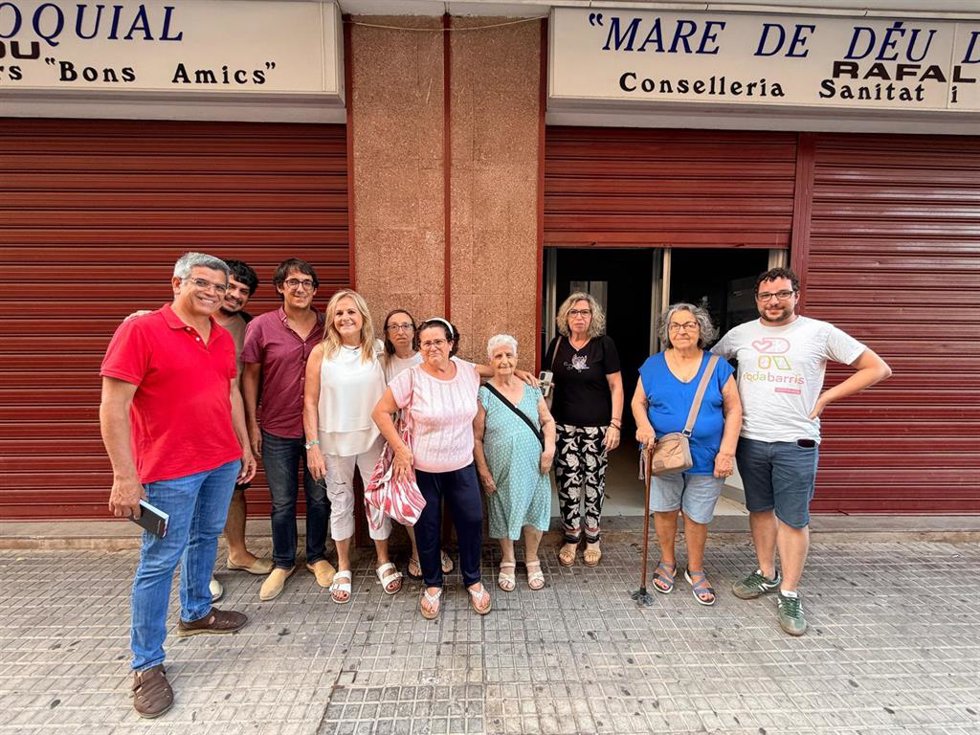 El secretario general de la Agrupación Socialista de Palma, Iago Negueruela, junto al regidor socialista Pepe Martínez y representantes vecinales del barrio de Rafal Nou.