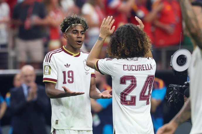 Los internacionales Lamine Yamal y Marc Cucurella en el partido de octavos de final del Mundial de fútbol de 2026 contra Portugal en el Dallas Stadium en Arlington (Estados Unidos).