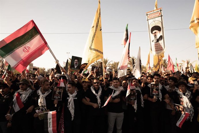 Personas concentradas en la ciudad de Nayaf, en Irak, para participar en la procesión funeraria en honor a Alí Jamenei, asesinado el 28 de febrero en los primeros compases de la ofensiva lanzada por sorpresa por Estados Unidos e Israel contra Irán