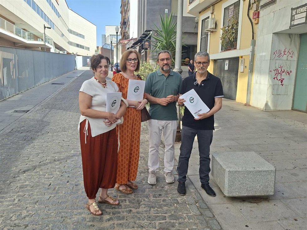 Representantes de CSIF registran firmas para reclamar la equiparación salarial de los empleados públicos en todos los sectores de la Junta