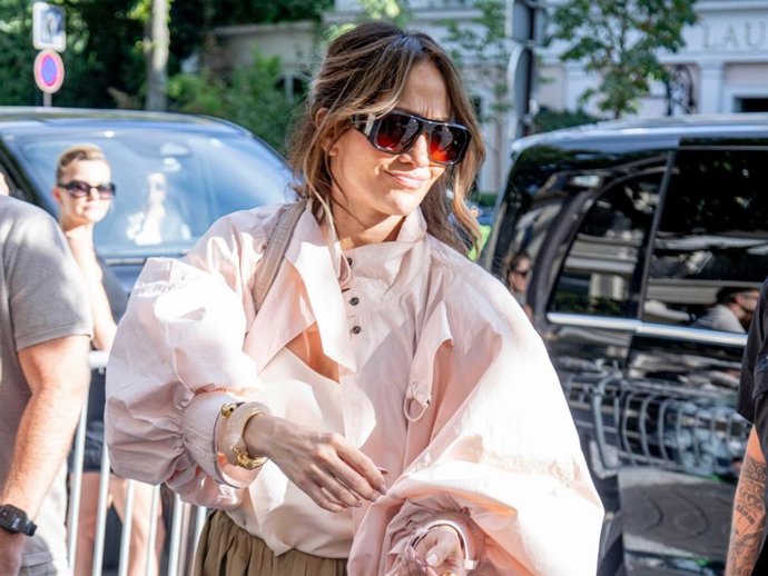 Jennifer Lopez se atreve con el juego de volúmenes en la semana de la Alta Costura de París