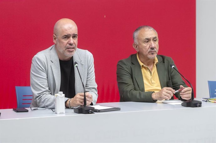 Archivo - El secretario general de CCOO, Unai Sordo (i) y el secretario general de UGT, Pepe Álvarez (d).
