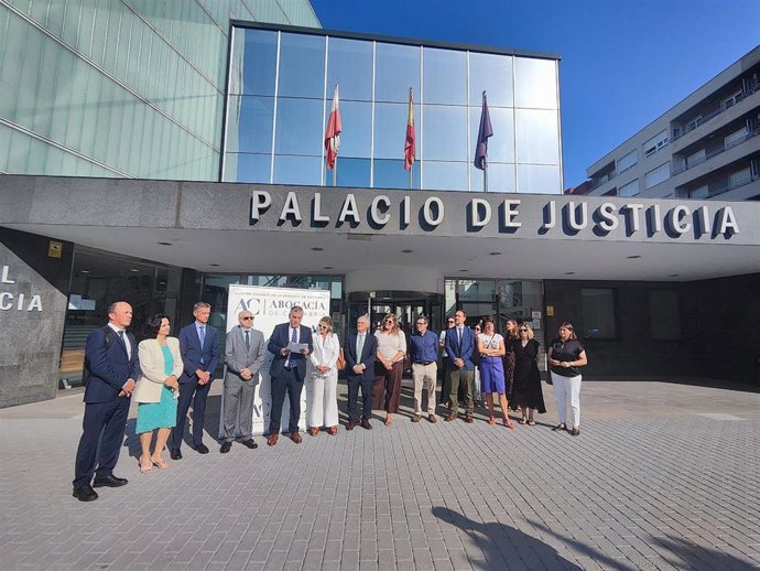 Concentración por el turno de oficio en el Palacio de Justicia de Torrelavega
