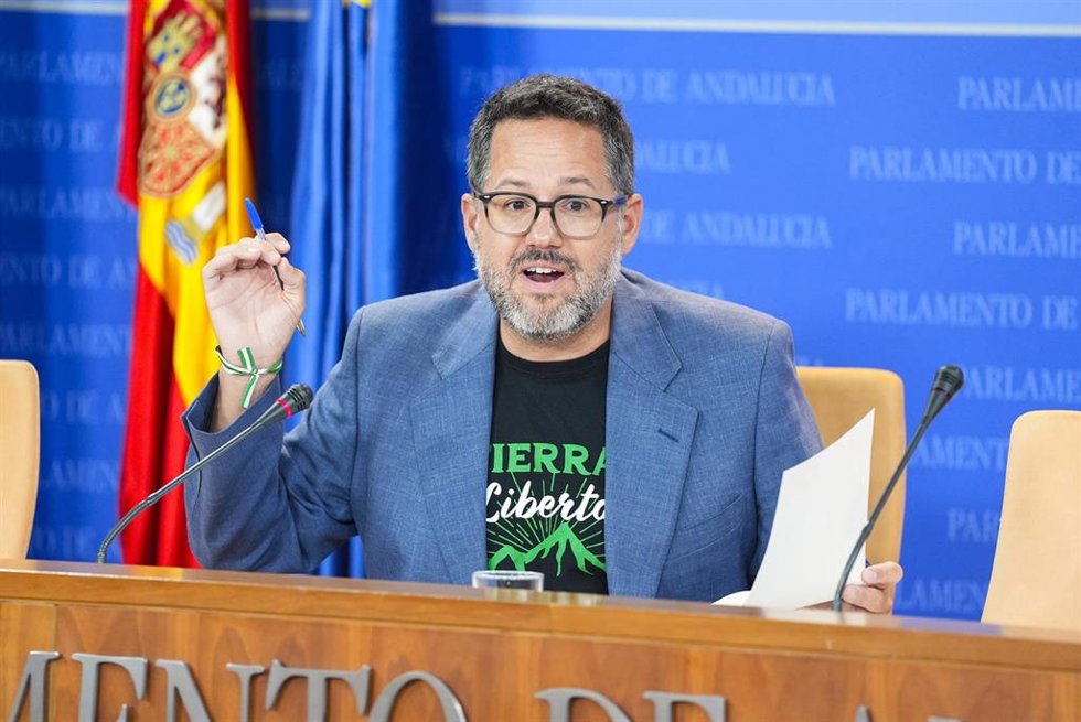 El portavoz del Grupo Parlamentario Adelante Andalucía, José Ignacio García, durante la ronda de ruedas de prensa de portavoces de los grupos parlamentarios en el Parlamento de Andalucía. 