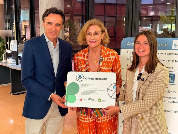 El consejero de Infraestructuras y Desarrollo Territorial, Jorge García Montoro, la directora general de Calidad, Simplificación Administrativa e Inspección de Servicios, Patricia Copete, y la secretaria de la Junta Directiva de Plena Inclusión regional