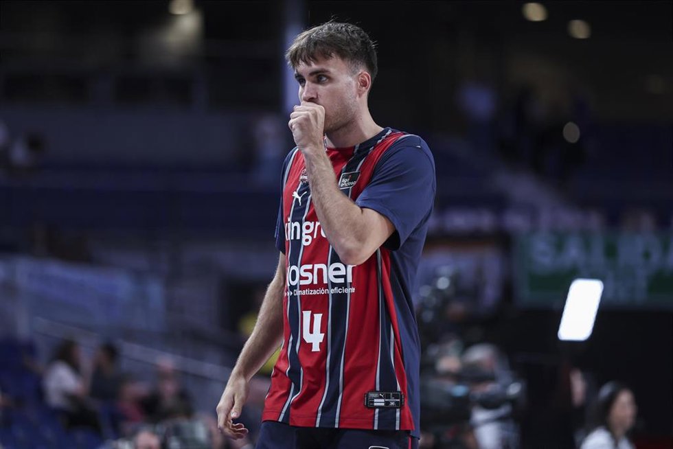 Archivo - Rafa Villar, en un calentamiento con el Kosner Baskonia.