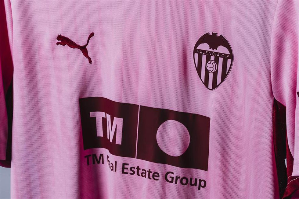 Archivo - Tercera equipación del Valencia CF para la temporada 2026-27.