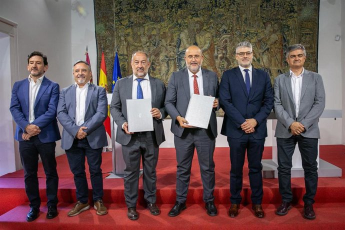 El vicepresidente primero del Gobierno regional, José Luis Martínez Guijarro y el rector de la Universidad de Castilla-La Mancha, Julián Garde, han firmado el convenio para la puesta en marcha de la Cátedra ‘Inteligencia del Dato’.