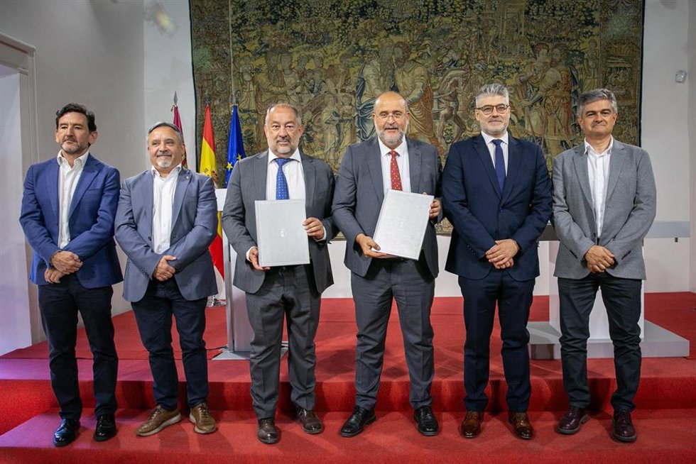 El vicepresidente primero del Gobierno regional, José Luis Martínez Guijarro y el rector de la Universidad de Castilla-La Mancha, Julián Garde, han firmado el convenio para la puesta en marcha de la Cátedra ‘Inteligencia del Dato’.
