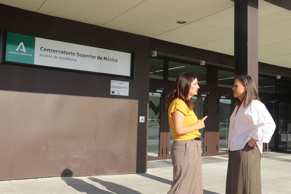 La parlamentaria Nines Díaz (d), junto a la concejala de Educación de Jaén, Eva Funes, ante el Conservatorio Superior de Música.