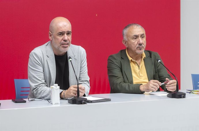 Archivo - El secretario general de CCOO, Unai Sordo (i) y el secretario general de UGT, Pepe Álvarez (d), durante una rueda de prensa tras una reunión conjunta de las Ejecutivas de ambas organizaciones sindicales, en la sede de CCOO, a 16 de septiembre de