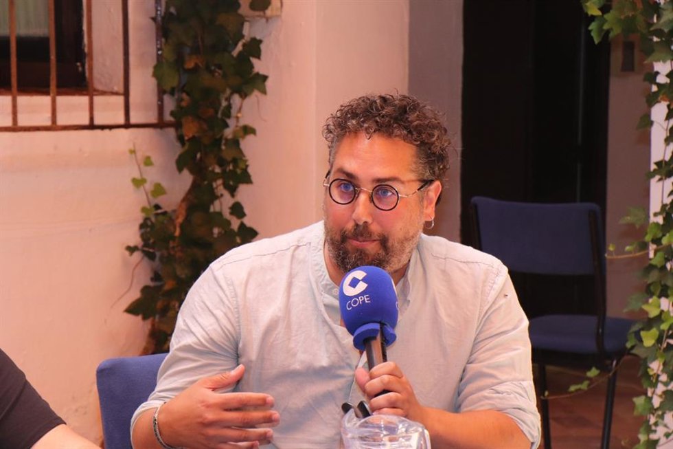 El director del Centro Integral de Recursos Autismo Sevilla, Luis Arenas, dirige la sexta edición del taller 'Actualización en los trastornos del espectro del autismo' en la sede de la Universidad Pablo de Olavide en Carmona-Rectora Rosario Valpuesta