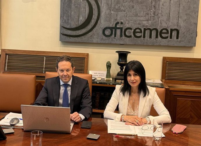 El presidente de Oficemen, Ricardo de Pablos, y su directora general, Elena Guede, en la rueda de prensa de julio de 2026