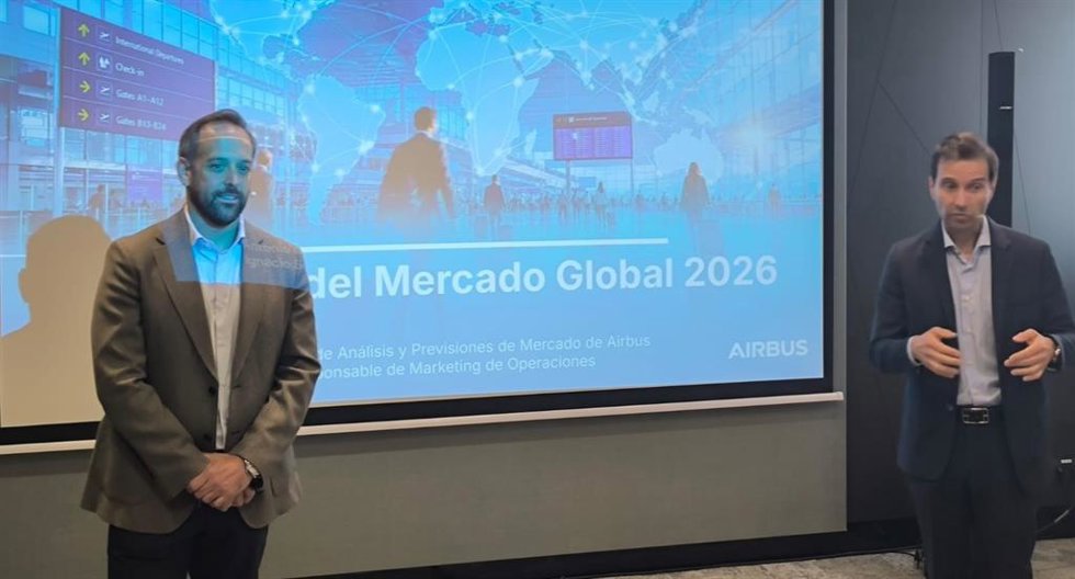 Antonio da Costa, director de analisis y previsiones de mercado de Airbus, Ignacio Serna, responsable de marketing y operaciones