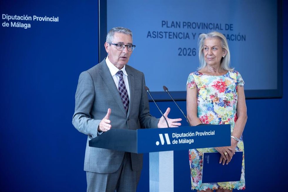 El presidente de la Diputación de Málaga, Francisco Salado, y la vicepresidenta de Atención al Municipio, Francisca Carracuel, en rueda de prensa