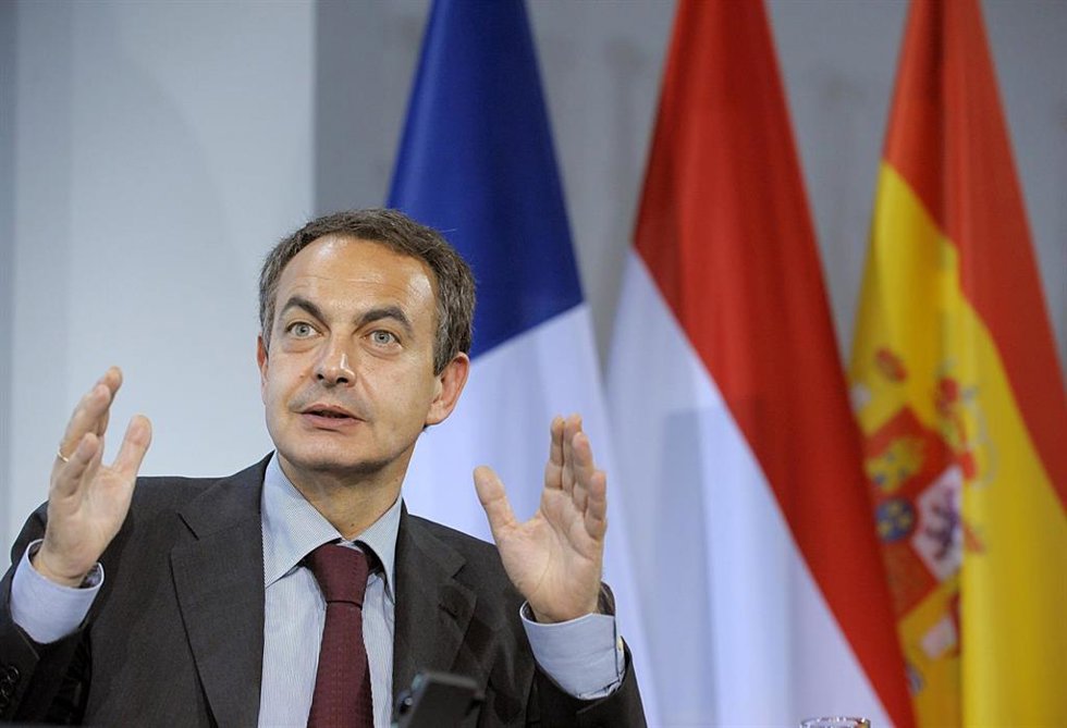 Archivo - FILED - 22 February 2009, Berlin: FILE PHOTO - Spanish Prime Minister Jose Luis Rodriguez Zapatero speaks at a press conference at the Chancellery in Berlin. Photo: Soeren Stache/dpa