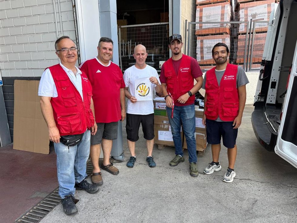 Voluntarios participantes en la recogida de material para Venezuela.
