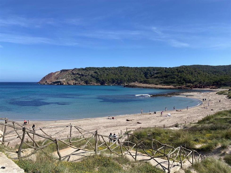 Archivo - Varias personas en la Playa de Algaiarens, Menorca, Baleares (España)
