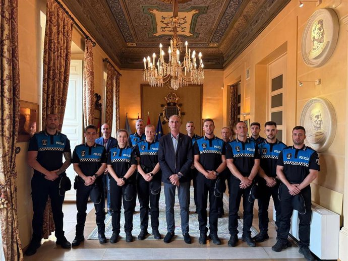 El alcalde con los policías en práctica.