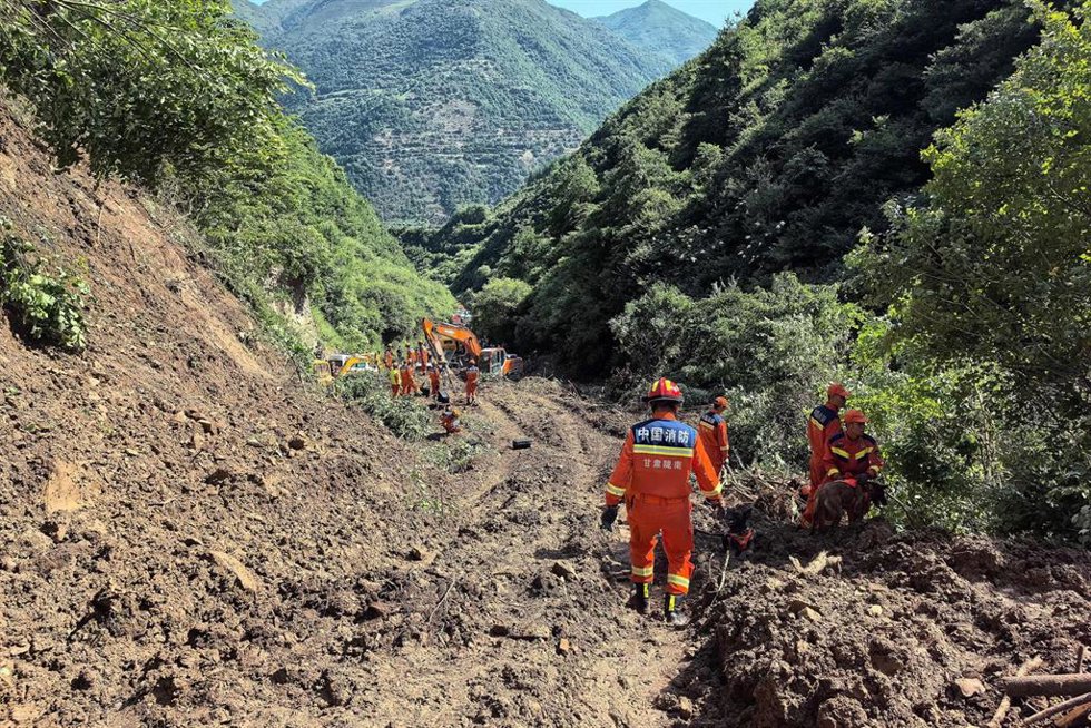 Imagen de archivo de los equipos de rescate tras un corrimiento de tierra en Gansu, China.