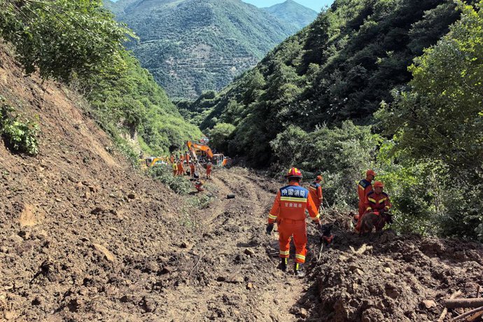 Imagem de arquivo das equipes de resgate após um deslizamento de terra em Gansu, na China.