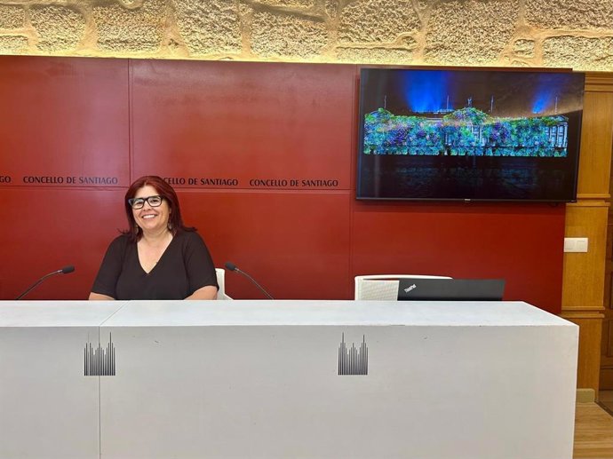 La concejala de Fiestas de Santiago, Pilar Lueiro, junto a un avance del espectáculo de luces que alumbrará el Obradoiro las noches del 24, 25 y 26 de julio.