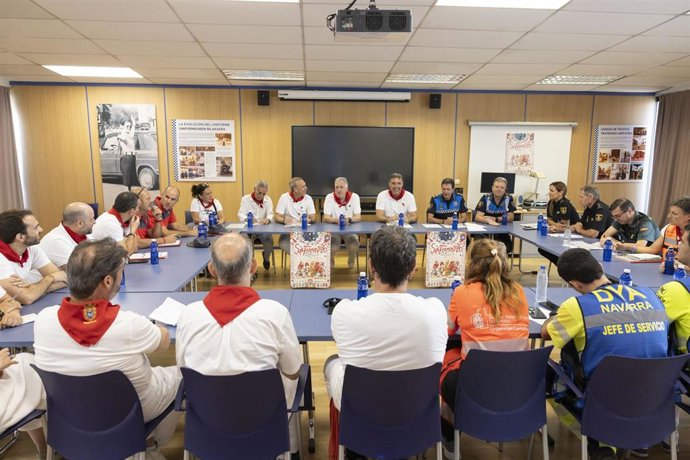 El alcalde de Pamplona, Joseba Asiron, preside la reunión de la Junta Local de Protección Civil.