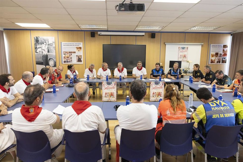 El alcalde de Pamplona, Joseba Asiron, preside la reunión de la Junta Local de Protección Civil.