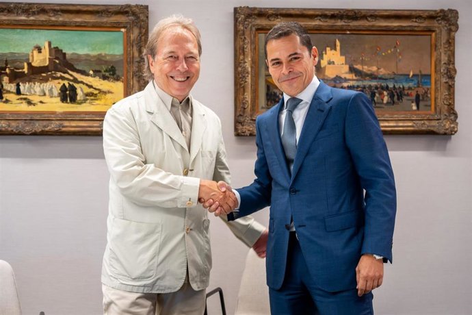 El presidente de la Cámara de Barcelona, Josep Santacreu, y el consejero delegado de Occident, Hugo Serra
