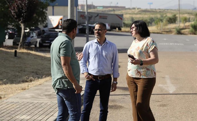 El portavoz del PSOE de Extremadura, Manuel González Andrade, visita el centro de transporte de Mérida