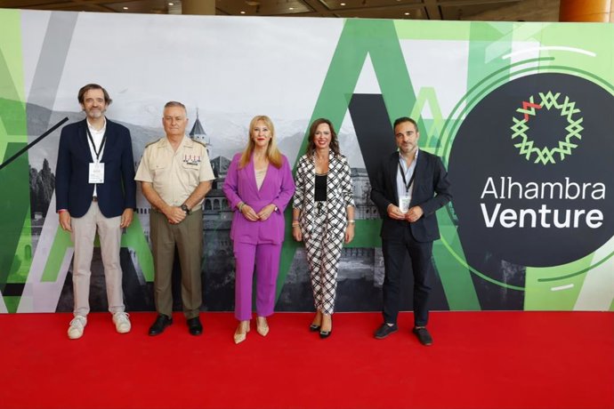 La consejera de Economía, Hacienda, Fondos Europeos y Diálogo Social en funciones y portavoz de la Junta de Andalucía, Carolina España, junto a la consejera de Fomento, Articulación del Territorio y Vivienda en funciones, Rocío Díaz, en Alhambra Venture.