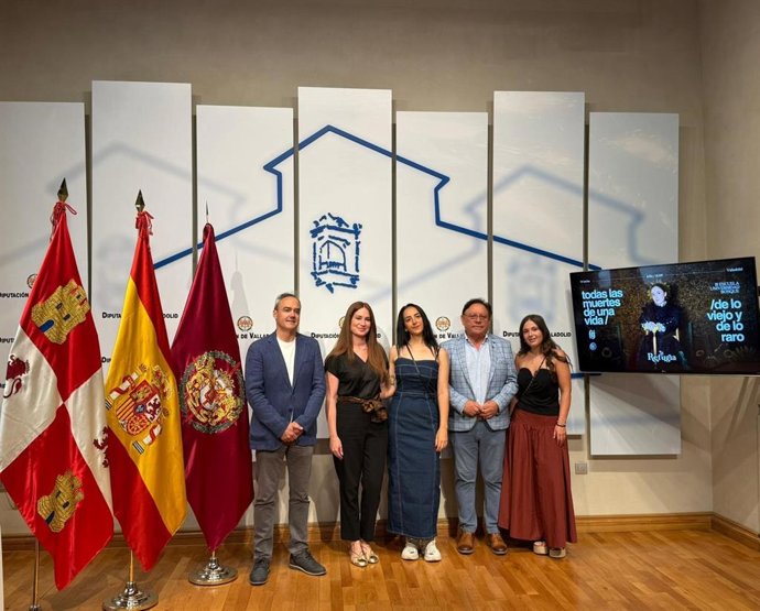 La diputada de Educación y Cultura, Yolanda Burgoa; el alcalde de Wamba, José Luis Álvarez; y la gestora cultural Alicia Álvarez, acompañados por otros organizadores.
