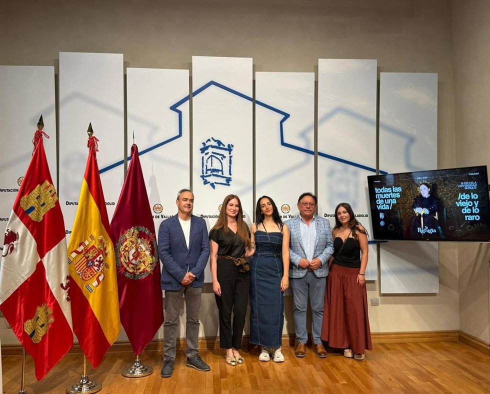 La diputada de Educación y Cultura, Yolanda Burgoa; el alcalde de Wamba, José Luis Álvarez; y la gestora cultural Alicia Álvarez, acompañados por otros organizadores.