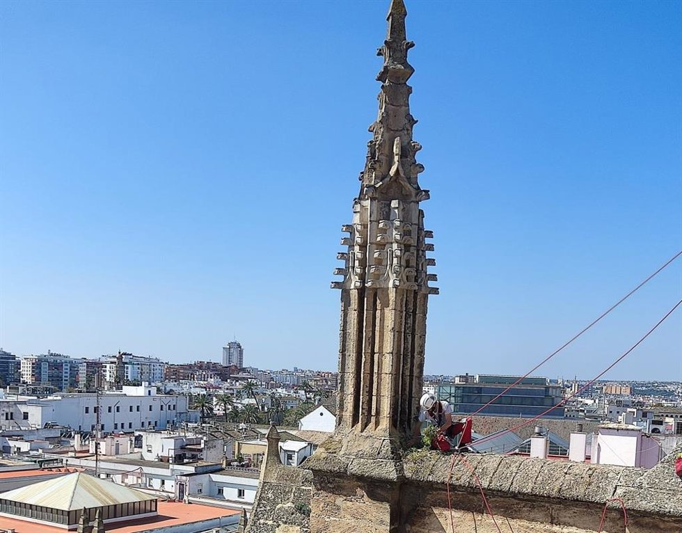 Labores de conservación en arbotantes de la Catedral de Sevilla como imagen de recurso