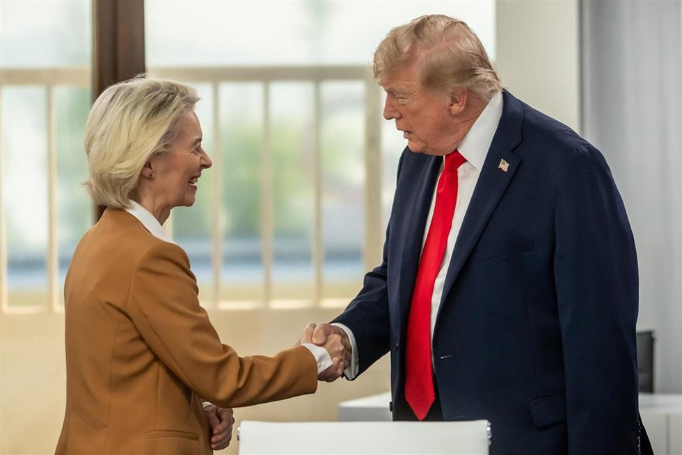 La presidenta de la Comisión Europea, Ursula von der Leyen, y el presidente de Estados Unidos, Donald Trump, se salundan en una reciente cumbre de líderes del G7 en Evian (Francia).